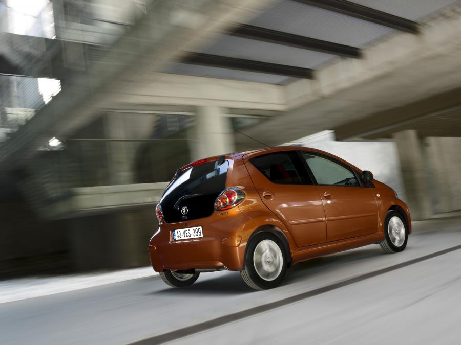  Toyota Aygo 5-Door 2012 года  (фото 8 из 9)